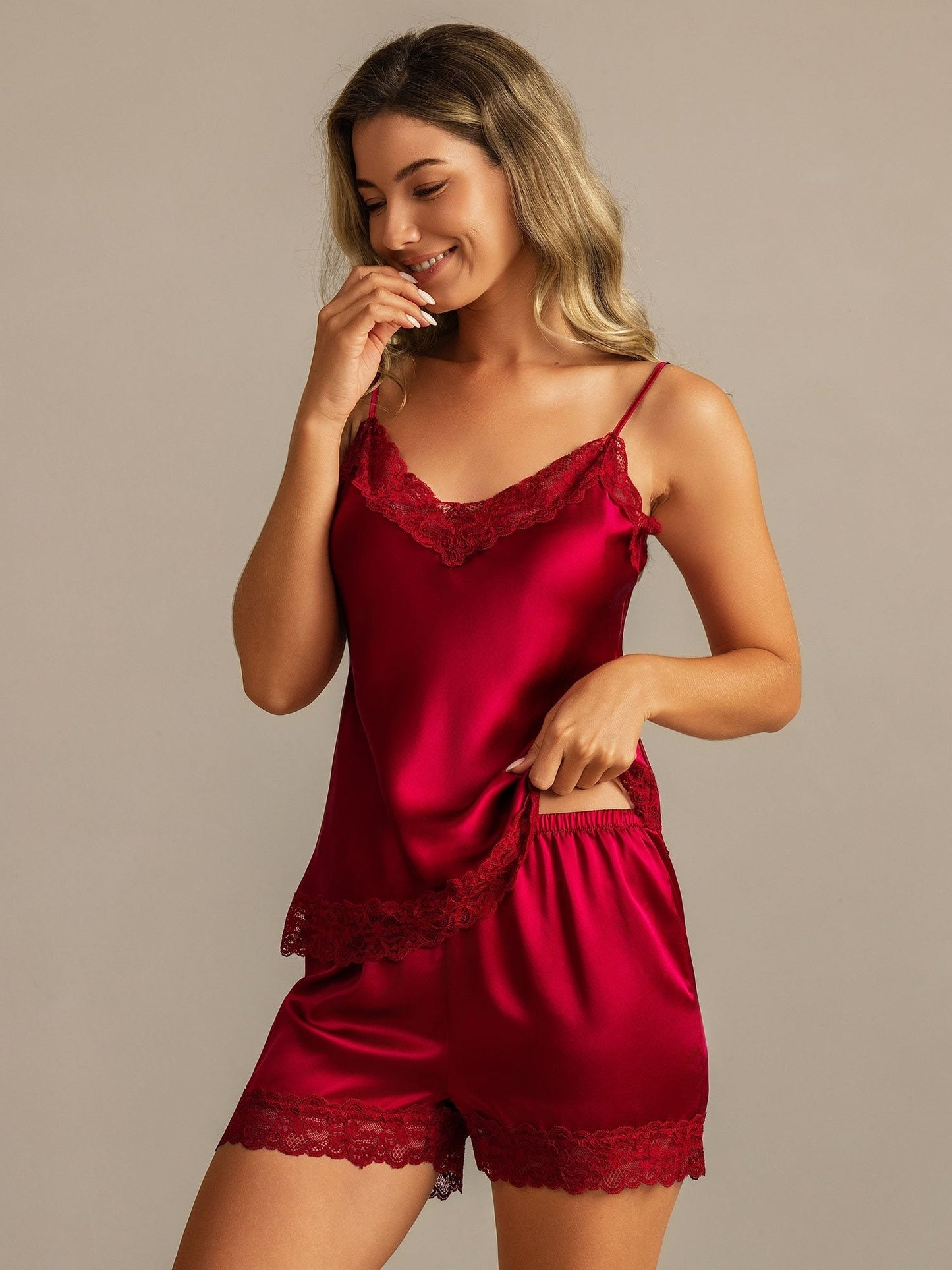 Conjunto de camisola sexy de seda pura con ribete de encaje, tirantes finos y escote en V