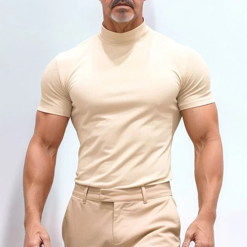 Camiseta con cuello alto y diseño sencillo