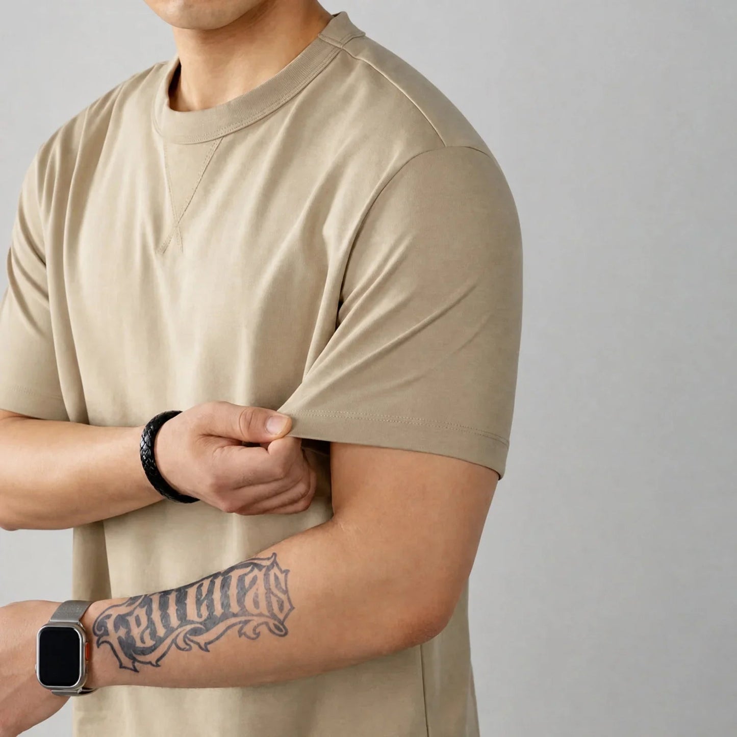 Camiseta Louis™ de algodón de primera calidad con elastano y cuello redondo acanalado