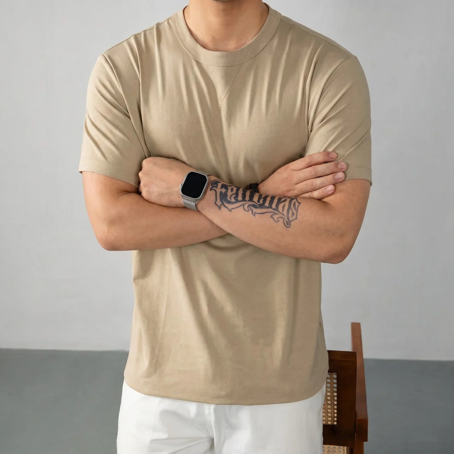Camiseta Louis™ de algodón de primera calidad con elastano y cuello redondo acanalado