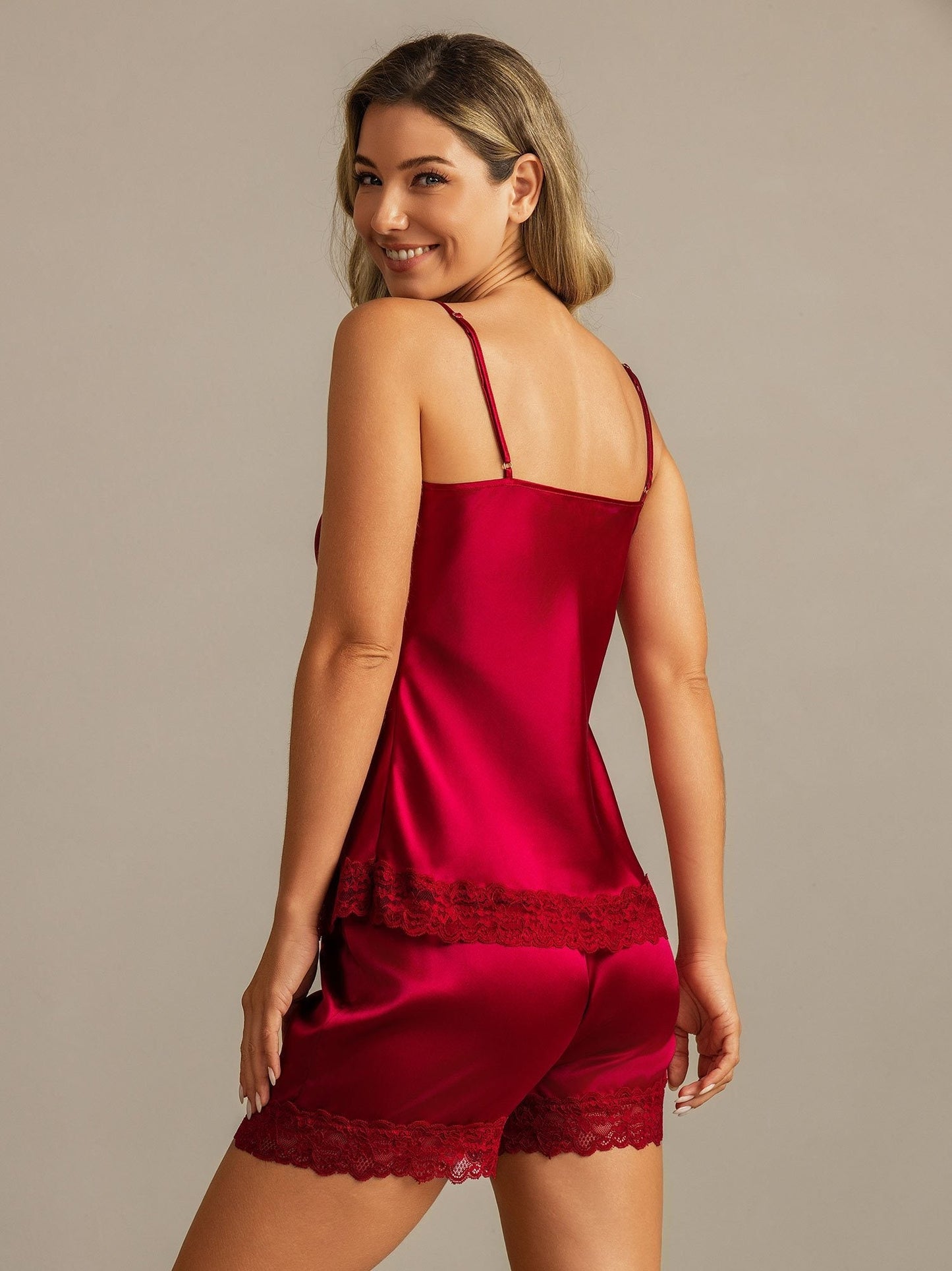 Conjunto de camisola sexy de seda pura con ribete de encaje, tirantes finos y escote en V