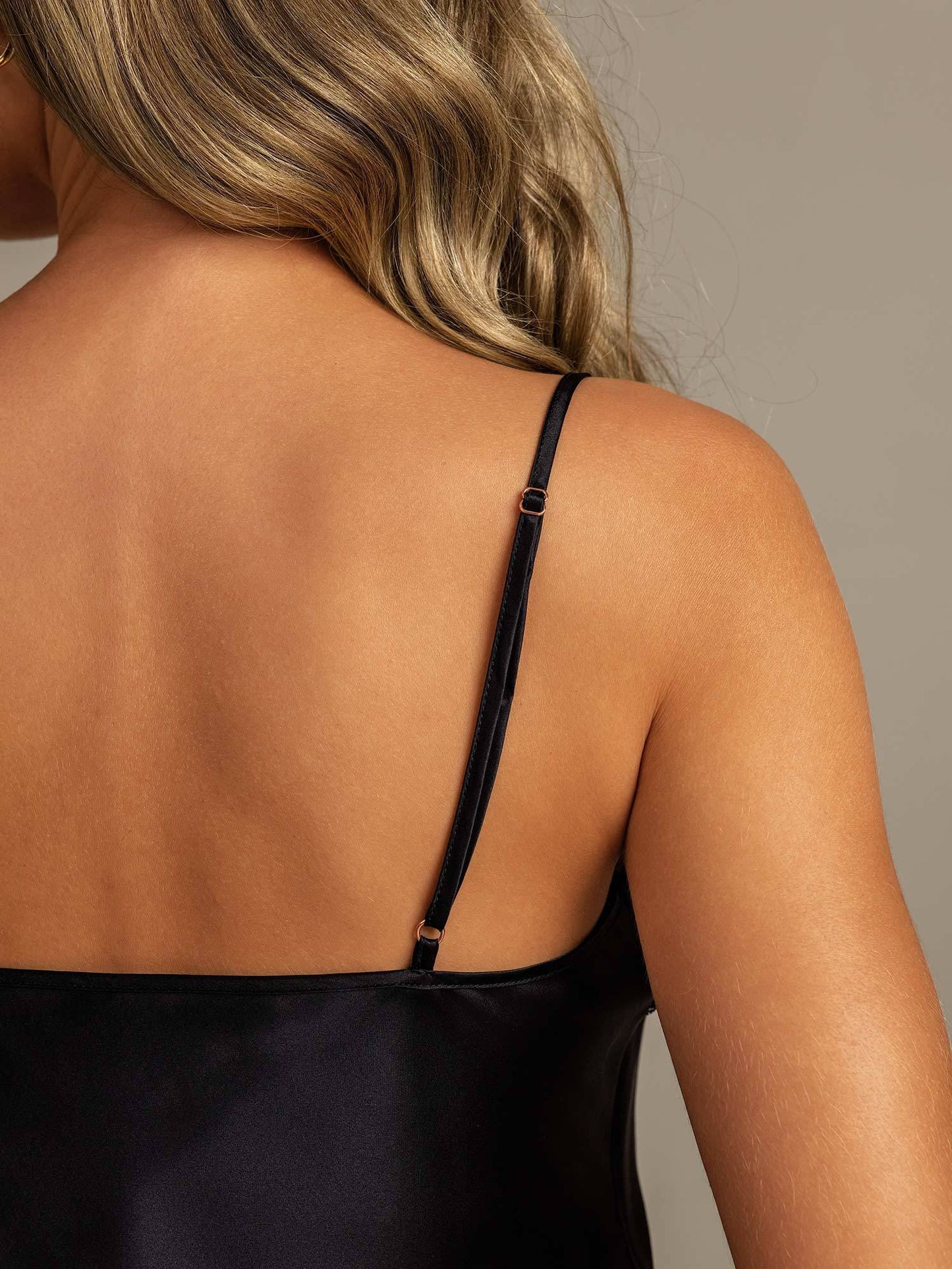 Conjunto de camisola sexy de seda pura con ribete de encaje, tirantes finos y escote en V