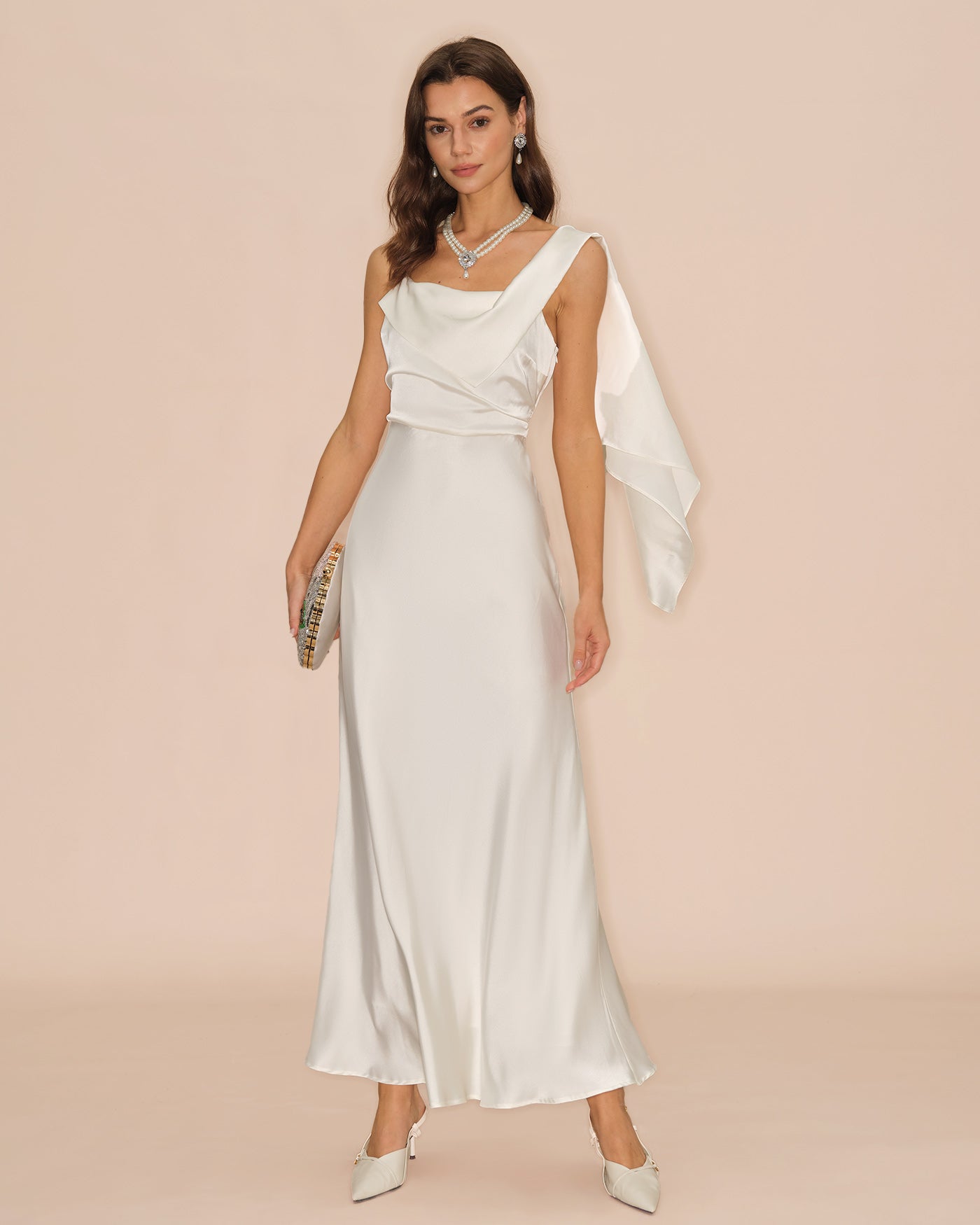 Vestido largo de satén blanco roto con cuello cuadrado