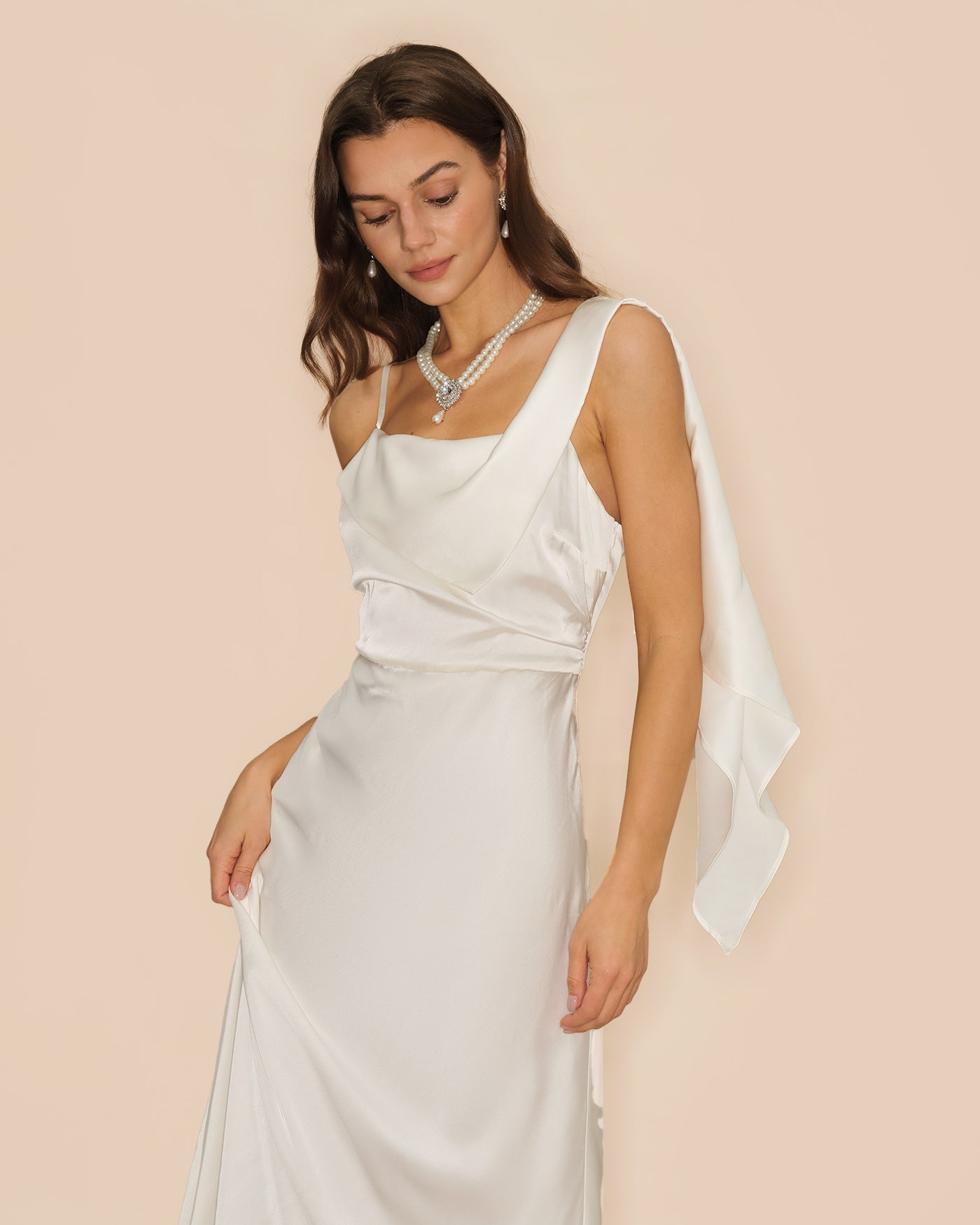 Vestido largo de satén blanco roto con cuello cuadrado