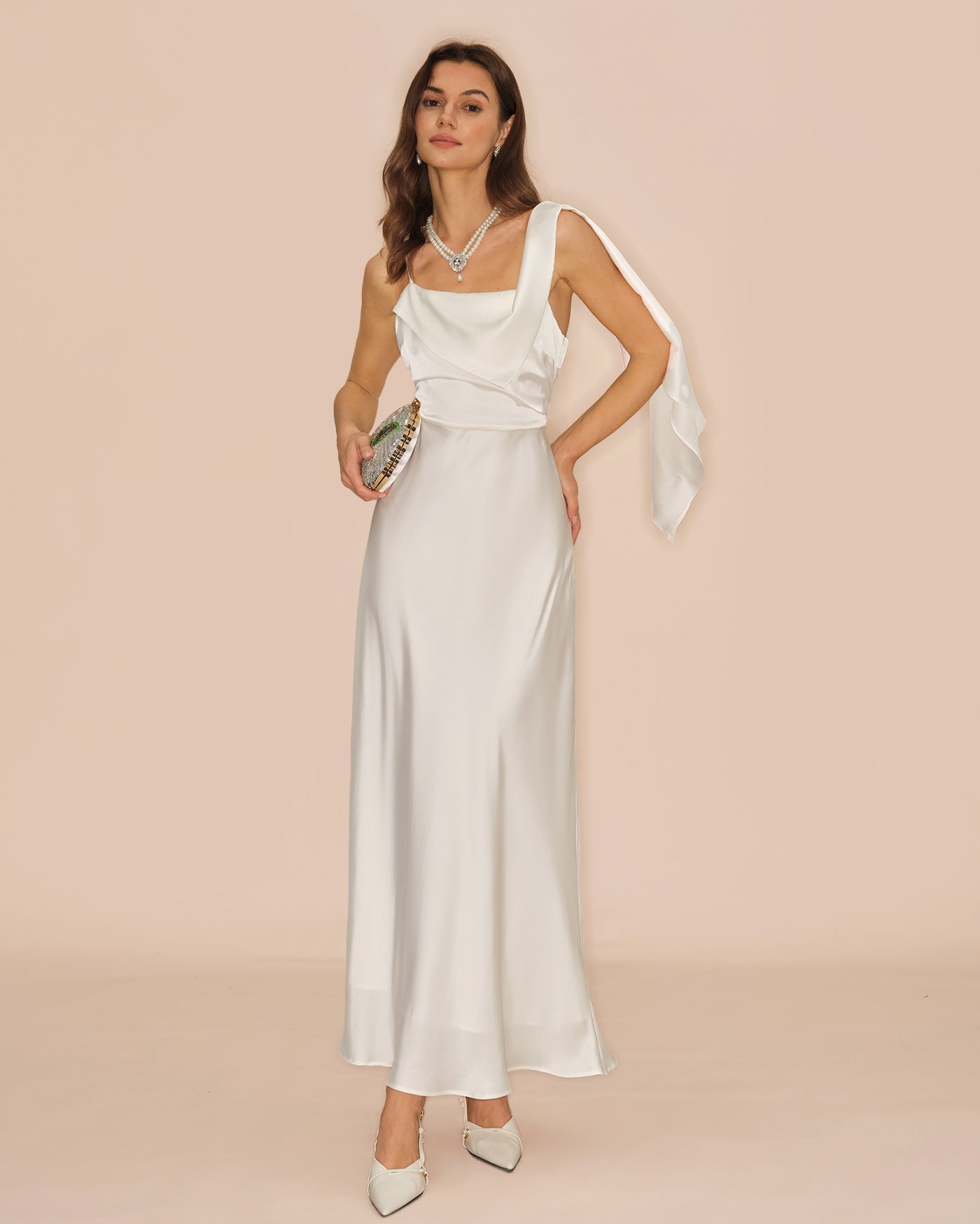 Vestido largo de satén blanco roto con cuello cuadrado