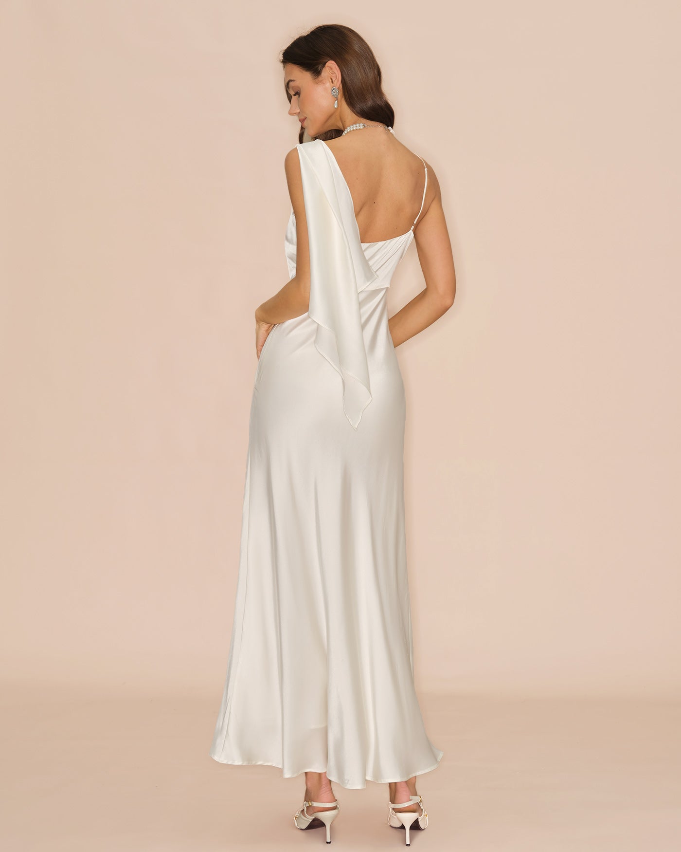 Vestido largo de satén blanco roto con cuello cuadrado